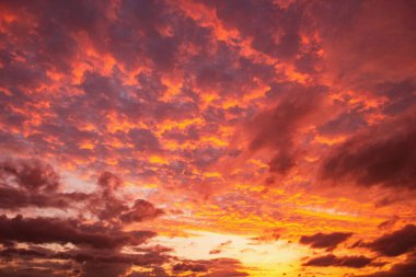Yağmurdan sonra gün batımında gökyüzünde inanılmaz bulut manzarası.
