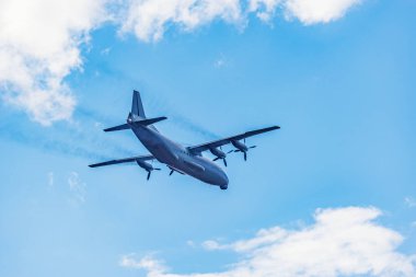 Bulutlu gökyüzü navlun askeri uçak