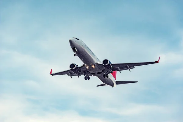 Landung Des Passagierflugzeugs Regen — Stockfoto