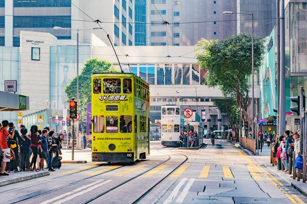 Ретро трамваїв і люди на вулицях міста. — стокове фото