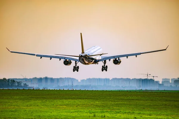 Aterrizaje Del Avión Pasajeros Bajo Lluvia — Foto de Stock