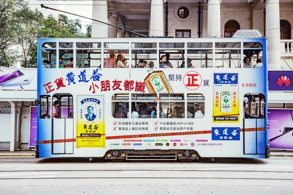 中央街のレトロな路面電車. — ストック写真