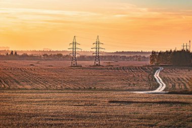 Sonbahar günbatımı zamanı sahasında görünümünü.