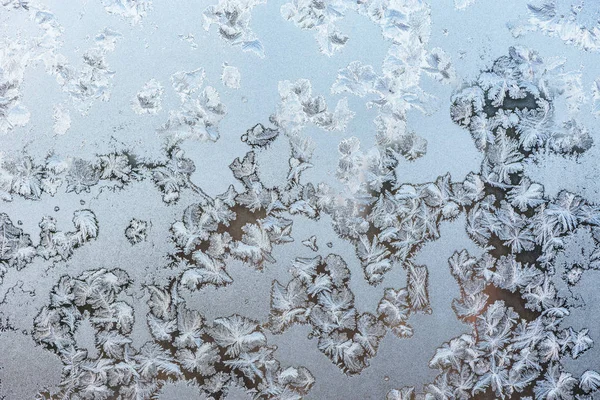 寒い冬の日の窓の氷のパターン — ストック写真