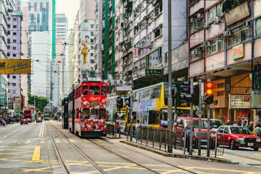 Merkez ilçe, Hong Kong - 11 Aralık 2016: Retro tramvay, otobüs ve şehir sokaktaki insanlara.