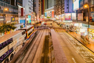 Merkez ilçe, Hong Kong - 11 Aralık 2016: Retro tramvay, otobüs ve şehir sokaktaki insanlara.