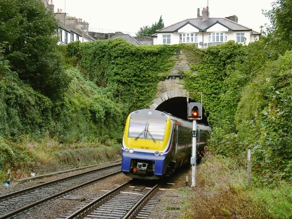 Conwy Galles Settembre 2007 Treno Passeggeri Diesel Muove Verso Tunnel — Foto Stock