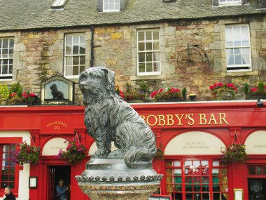 Edinburgh, İskoçya - 15 Eylül 2007: Greyfriars Bobby heykeli. Bobby 14 yıl 1872 yılında ölene kadar onun sahibi mezarı koruyan sözde geçiren bir Skye korkunç oldu.