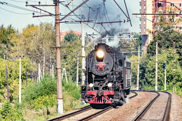 图像的复古蒸汽火车在夏天白天的时间 — 图库照片