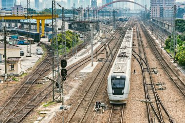 Yüksek hızlı tren ve tren istasyonuna gün zaman. Shenzhen. Çin.