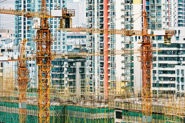 Gündüz inşaat alanındaki yukarıda Vinçler.