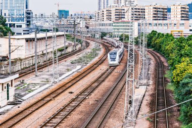 Yüksek hızlı tren ve tren istasyonuna gün zaman. Shenzhen. Çin.