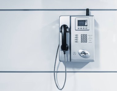 Otel lobisinde duvardaki telefon ödemek.