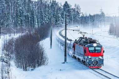 Modern yüksek hızlı tren yaklaşıyor karakola kış sabahı saat.