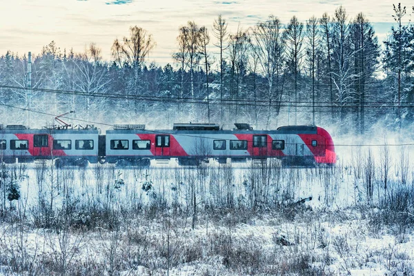 現代の高速鉄道は冬の朝 駅へのアプローチ時間 — ストック写真