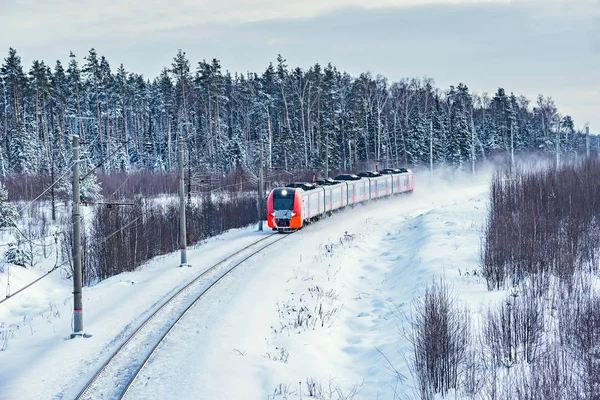Modern Yüksek Hızlı Tren Yaklaşıyor Karakola Kış Sabahı Saat — Stok fotoğraf
