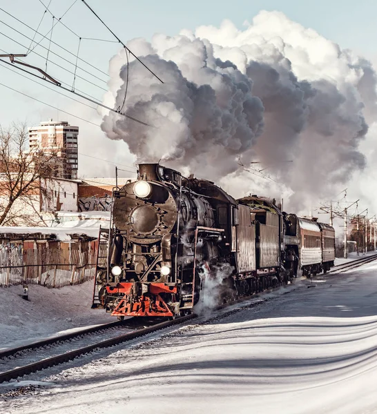 蒸気機関車は冷間時近づき冬の朝時間 — ストック写真