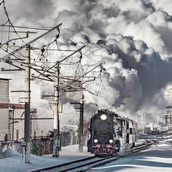 Buharlı tren doğru hareket eder. — Stok fotoğraf