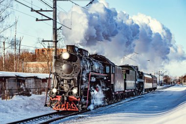 Buharlı tren hareket doğru soğuk kış sabahı zaman.