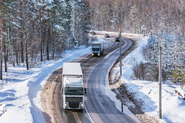 Yük kamyonları hareket üstünde belgili tanımlık yol kış günü saat.