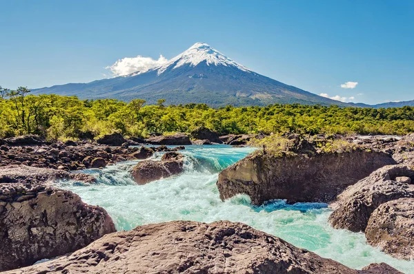 Petrohue Falls en de Osorno vulkaan. Zuid-Patagonië. — Stockfoto