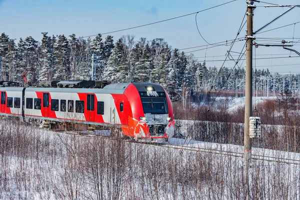 Moderno trem de alta velocidade se aproxima da estação na manhã de inverno . — Fotografia de Stock