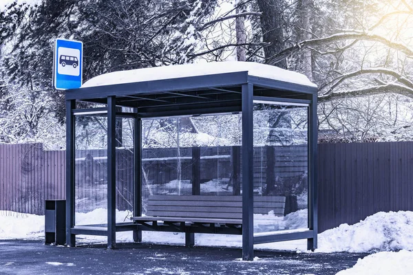 Fermata dell'autobus vuota durante la giornata invernale . — Foto Stock