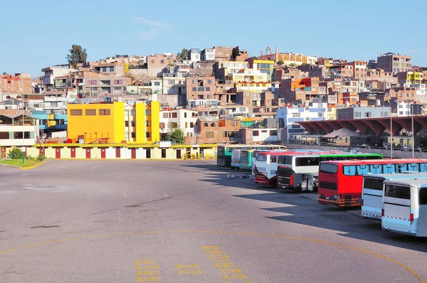 Praça pela estação de ônibus à noite. Arequipa. Peru . — Fotografia de Stock