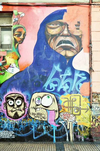 Вальпараисо, Чили - 29 мая 2013 года: Уличное искусство в районах Консепсьон и Алегри охраняемого объекта Всемирного наследия ЮНЕСКО Вальпараисо . — стоковое фото