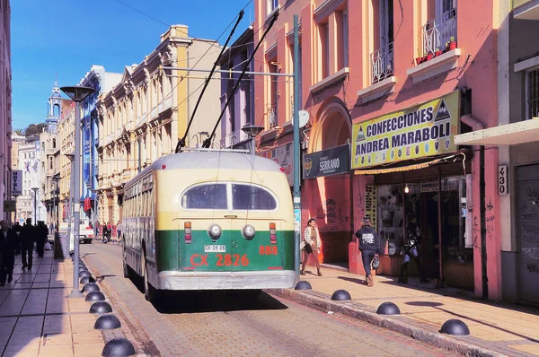 Valparaiso, Şili - 29 Mayıs 2013: Eski troleybüs tarihi şehir bölge üzerinde hareket eder. — Stok fotoğraf
