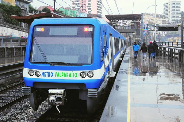 Vina Del Mar, Şili - 28 Mayıs 2013: Metro Valparaiso Tren istasyondan yağmurlu gece zaman başlamaktadır..