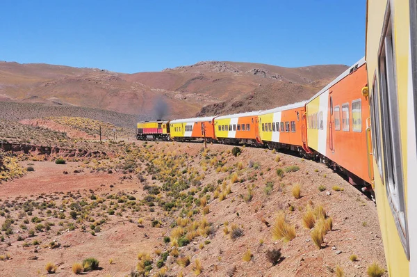 Så kallade tåget till molnen går från Salta till La Polvorilla viaduct. — Stockfoto