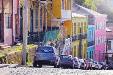 Akşam saat, şehrin tarihi merkezine sokaklarda görünümünü. Valparaiso. Şili.