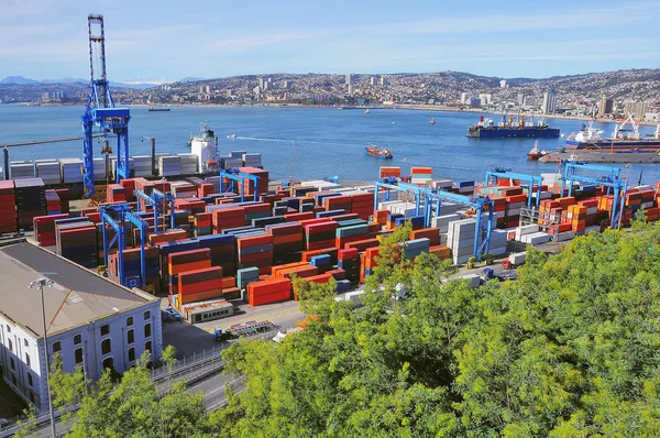 Carga del portacontenedores en el puerto de la ciudad. Valparaíso, Chile . — Foto de Stock