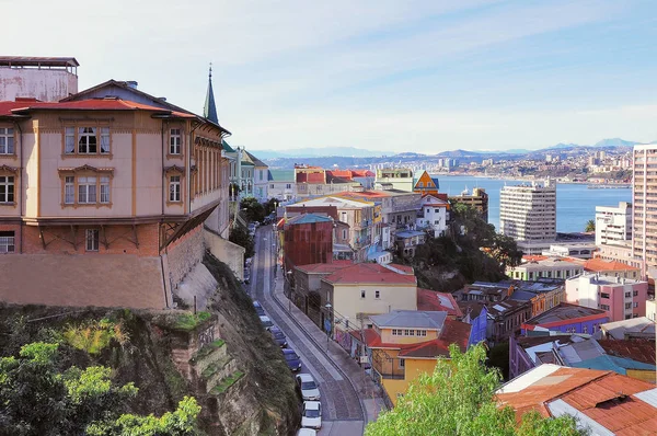 Légifelvételek az utcák, a város esti időpontban történelmi központjában. Valparaiso. Chile. — Stock Fotó