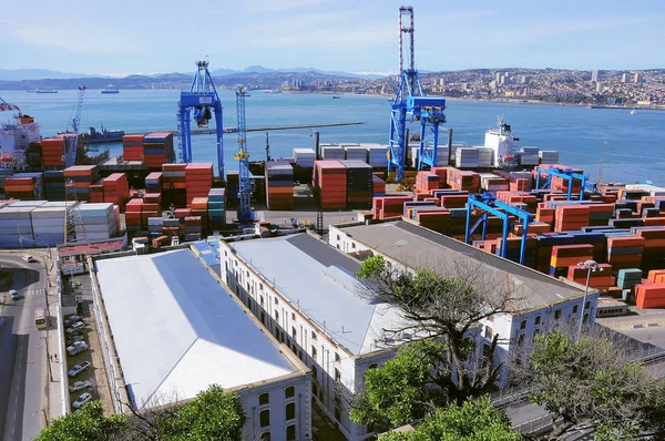 Carga del portacontenedores en el puerto de la ciudad. Valparaíso, Chile . — Foto de Stock