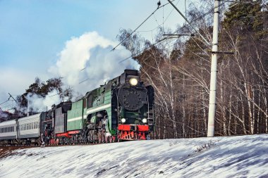 Buharlı tren hareket doğru soğuk kış sabahı zaman.