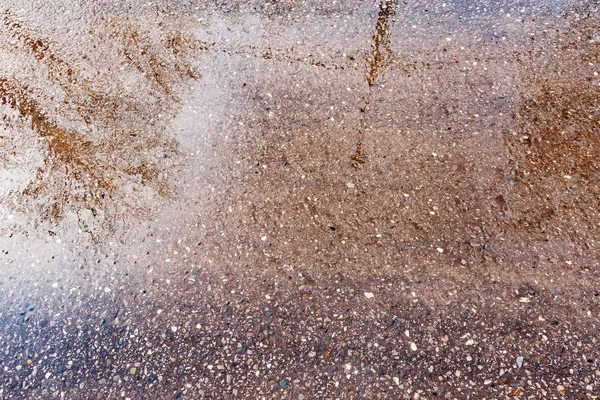 Wasser auf der Asphaltstraße zur Frühlingszeit. — Stockfoto