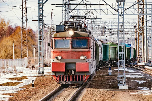 Comboio de carga longa aproxima-se da estação. — Fotografia de Stock