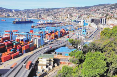 Şehir limanda konteyner terminali. Valparaiso, Şili.