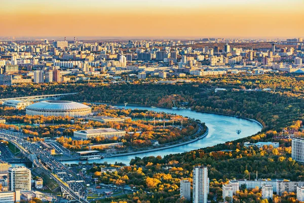 Blick auf die abendlichen Straßen der Stadt. Moskau. Russland. — Stockfoto