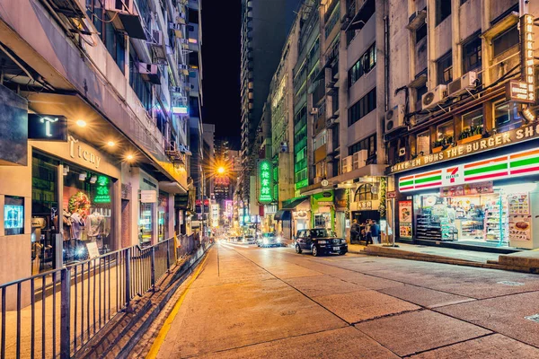 Hong Kong - 14 de dezembro de 2016: Vista noturna de rua no Distrito Central da cidade . — Fotografia de Stock