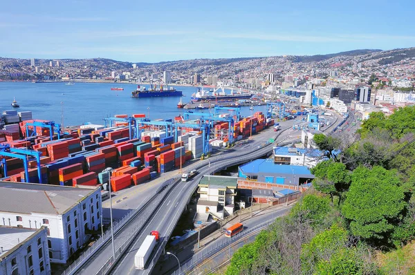 Şehir limanda konteyner terminali. Valparaiso, Şili.