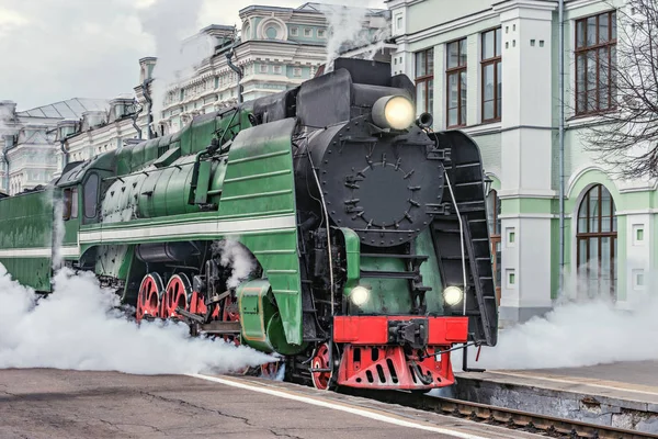 A gőzmozdonyos vonat a vasútállomástól indul. — Stock Fotó