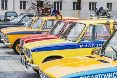 Şehir meydanında retro Sovyet araba geçit töreni.