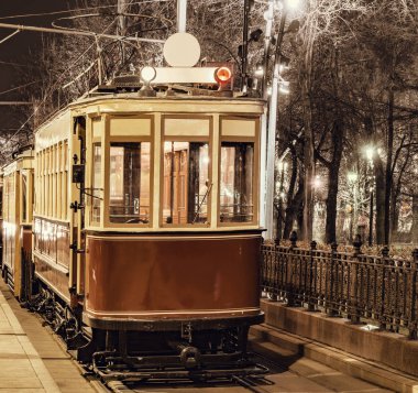 Gece şehir caddesinde eski vintage tramvay araba.