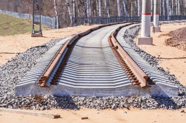 Yeni demiryolu hattının şantiyesi.