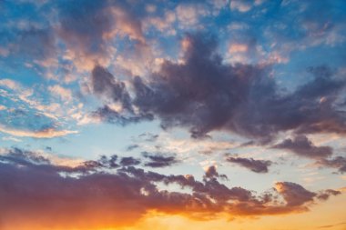 Akşam gökyüzü günbatımı.