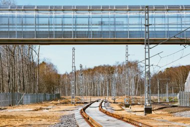 Yeni demiryolu hattının şantiyesi.