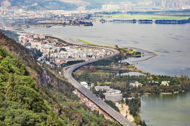 Kunming tarafından Dianchi gölünün havadan görünümü. Çin. Batı dağlarından manzara.